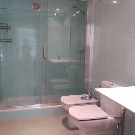 3 Bedrooms, 2 Bathrooms For 6 Pax, Swimming Pool, Free Parking And Near The Beach! * Sant Adria de Besos