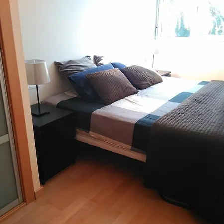 3 Bedrooms, 2 Bathrooms For 6 Pax, Swimming Pool, Free Parking And Near The Beach! Sant Adria de Besos