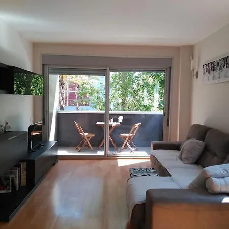 3 Bedrooms, 2 Bathrooms For 6 Pax, Swimming Pool, Free Parking And Near The Beach! Apartman Sant Adria de Besos